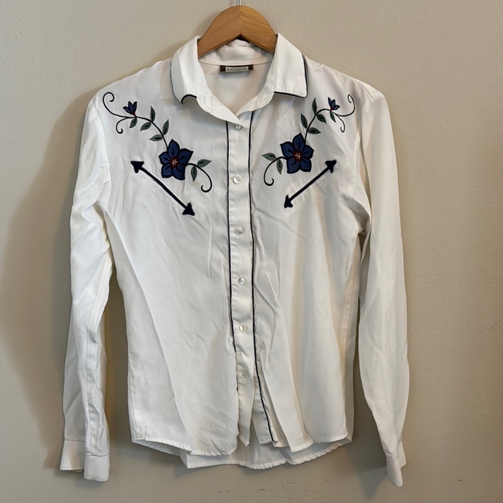 Vintage Women’s Roper Embroidered Floral White Button-Up Shirt
Size Small